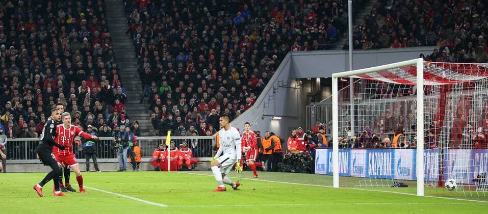 Fussball UEFA Champions League: FC Bayern Muenchen - Paris Saint-Germain am 05.12.2017 in der Allianz Arena, Gruppe B, Spieltag 6, Saison 2017 18, xmdx, 1-0 durch Robert LEWANDOWSKI (9, FC Bayern Muenchen), gegen Alphonse AREOLA (16, goalkeeper , Paris Saint Germain) torjubel FC Bayern Muenchen - Paris Saint Germain