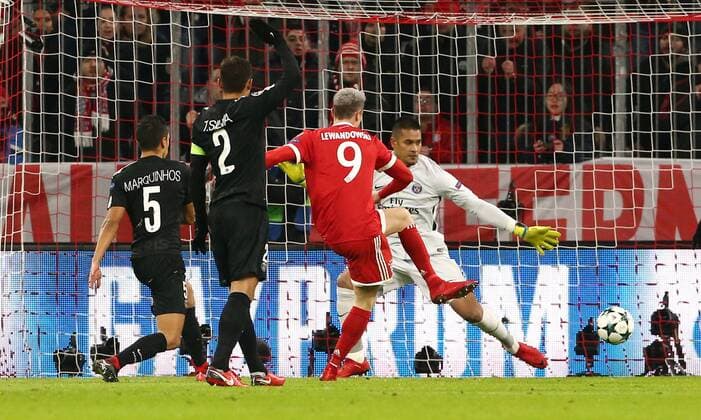 Marquinhos, Thiago Silva, Robert Lewandowski Torschuß Tor zum 1:0, Torwart Alphonse Areola Aktion Spielszene Zweikampf Fußball Fussball UEFA CL Championsleague Herren Saison 2017 2018 05.12.2017 FC Bayern München FCB vs. Paris St.Germain PSG