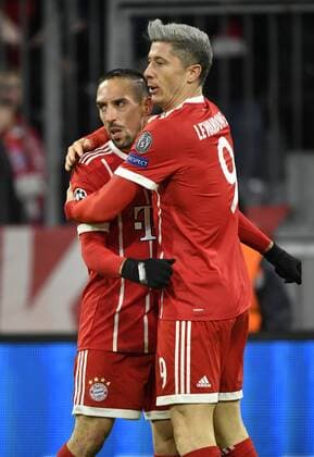 TOR zum 1:0 durch Robert Lewandowski FC Bayern München Torjubel mit Franck Ribery FC Bayern München Champions League CL Gruppenphase FC Bayern München FCB vs FC Paris Saint-Germain PSG 05.12.2017 FC Bayern München FCB vs FC Paris Saint-Germain PSG