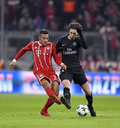 05.12.2017, Fussball UEFA Champions League 2017 2018, Gruppenphase, 6.Spieltag, FC Bayern München - Paris Saint Germain, in der Allianz-Arena München, v.li: Corentin Tolisso (FC Bayern München) gegen Adrien Rabiot (Paris)