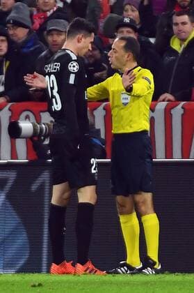 05.12.2017, xjhx, Fussball UEFA Champions League, FC Bayern Muenchen - Paris Saint-Germain PSG, emspor, v.l. Julian Draxler (PSG Paris St.Germain), Schiedsrichter Cueneyt Cakir (Türkei) Muenchen