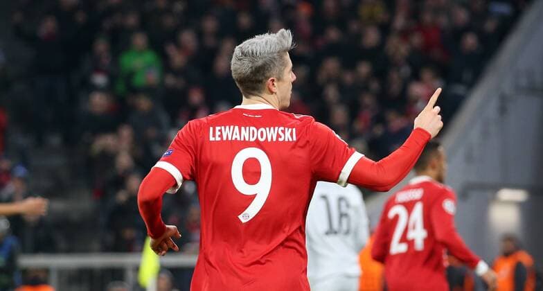 Fussball UEFA Champions League: FC Bayern Muenchen - Paris Saint-Germain am 05.12.2017 in der Allianz Arena, Gruppe B, Spieltag 6, Saison 2017 18, xmdx, 1-0 durch Robert LEWANDOWSKI (9, FC Bayern Muenchen), gegen Alphonse AREOLA (16, goalkeeper , Paris Saint Germain) torjubel FC Bayern Muenchen - Paris Saint Germain