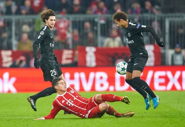James RODRIGUEZ, FCB 11 Zweikampf , Aktion um den Ball gegen NEYMAR, PSG 10 Adrien RABIOT, PSG 25 FC BAYERN MUENCHEN - PARIS SG Gruppenphase Rueckspiel, Fussball UEFA Champions League, Muenchen, 05.12.2017 CL Saison 2017 2018, FCB, SG Paris,