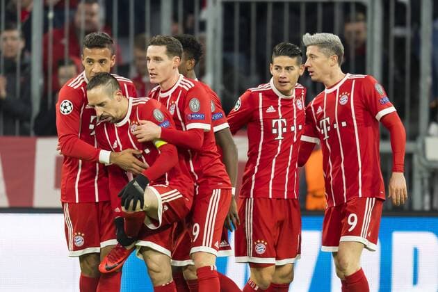 GER, UEFA CL, FC Bayern Muenchen (GER) vs Paris Saint-Germain (FRA) 05.12.2017, Allianz Arena, Muenchen, GER, UEFA CL, FC Bayern Muenchen (GER) vs Paris Saint-Germain (FRA), Gruppe B, im Bild Jubel nach dem Tor zum 1-0 durch Robert Lewandowski (FCB 9) mit Franck Ribery (FCB 7) Sebastian Rudy (FCB 19) James (FCB 11)