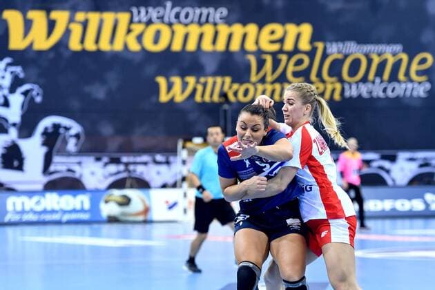 Handball, WM Damen, Norwegen - Polen 171205 Polens Daria Zawistowska och Norges Nora MÃ¸rk under matchen mellan Norge och Polen under handbolls-VM den 5 december 2017 i Bietigheim Bissingen. Copyright: CARLxSANDIN BB171205CS094
