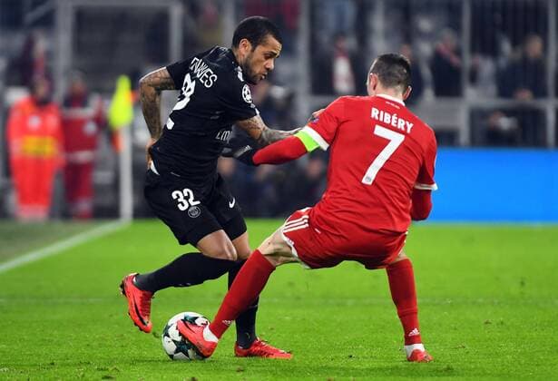 05.12.2017, xjhx, Fussball UEFA Champions League, FC Bayern Muenchen - Paris Saint-Germain PSG, emspor, v.l. Dani Alves (PSG Paris St.Germain), Franck Ribery (FC Bayern Muenchen) Muenchen