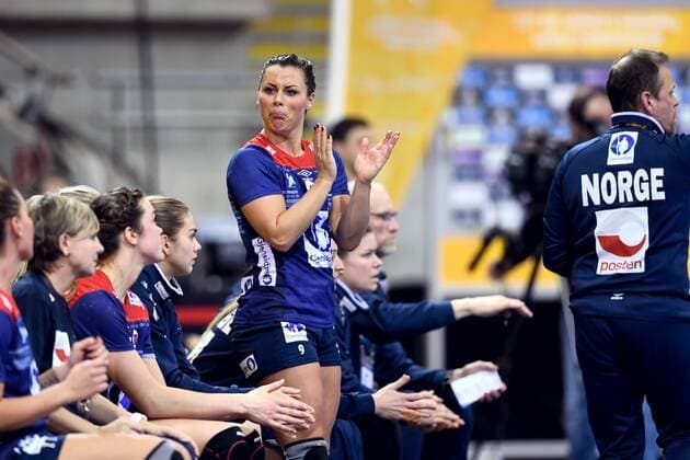 Handball, WM Damen, Norwegen - Polen 171205 Norges Nora MÃ¸rk jublar pa bänken under matchen mellan Norge och Polen under handbolls-VM den 5 december 2017 i Bietigheim Bissingen. Copyright: CARLxSANDIN BB171205CS097