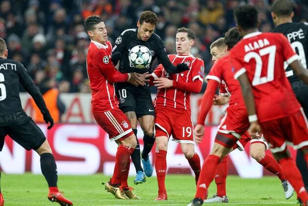l-r: im Zweikampf, Aktion, mit James Rodriguez 11 (FC Bayern Muenchen) , Neymar 10 (Paris Saint-Germain) und Sebastian Rudy 19 (FC Bayern Muenchen), Joshua Kimmich 32 (FC Bayern Muenchen), FC Bayern Muenchen vs. Paris Saint-Germain, Fussball, Vorrunde, Champions League, 05.12.2017 Muenchen Bayern Deutschland