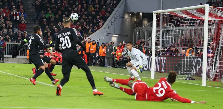 Fussball UEFA Champions League: FC Bayern Muenchen - Paris Saint-Germain am 05.12.2017 in der Allianz Arena, Gruppe B, Spieltag 6, Saison 2017 18, xmdx, Kingsley COMAN (29, FC Bayern Muenchen) gegen Alphonse AREOLA (16, goalkeeper , Paris Saint Germain) FC Bayern Muenchen - Paris Saint Germain
