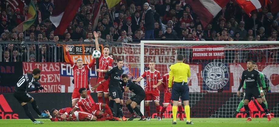 Fussball UEFA Champions League: FC Bayern Muenchen - Paris Saint-Germain am 05.12.2017 in der Allianz Arena, Gruppe B, Spieltag 6, Saison 2017 18, xmdx, NEYMAR (10, Paris Saint Germain) vergibt torchance per freistoss, Sven ULREICH (26, tor, FC Bayern Muenchen) FC Bayern Muenchen - Paris Saint Germain