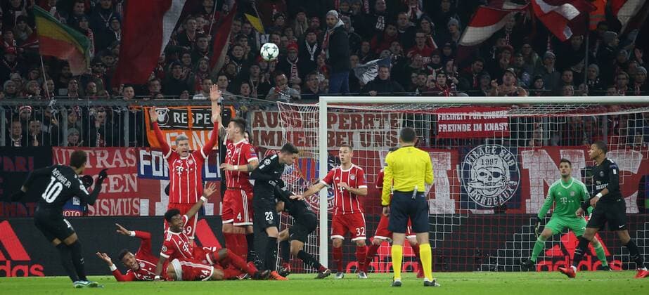 Fussball UEFA Champions League: FC Bayern Muenchen - Paris Saint-Germain am 05.12.2017 in der Allianz Arena, Gruppe B, Spieltag 6, Saison 2017 18, xmdx, NEYMAR (10, Paris Saint Germain) vergibt torchance per freistoss, Sven ULREICH (26, tor, FC Bayern Muenchen) FC Bayern Muenchen - Paris Saint Germain