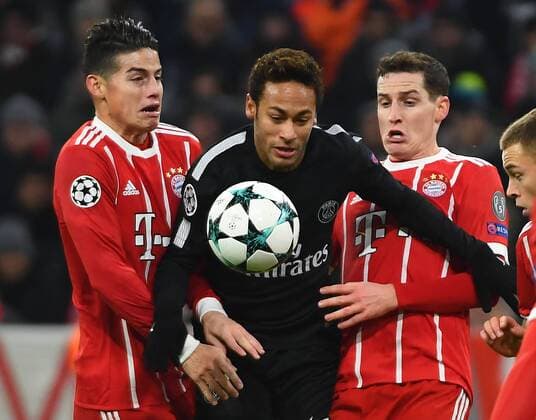 Themen der Woche Bilder des Tages - SPORT 05.12.2017, xjhx, Fussball UEFA Champions League, FC Bayern Muenchen - Paris Saint-Germain PSG, emspor, v.l. James Rodriguez (FC Bayern Muenchen), Neymar (PSG Paris St.Germain), Sebastian Rudy (FC Bayern Muenchen) Muenchen