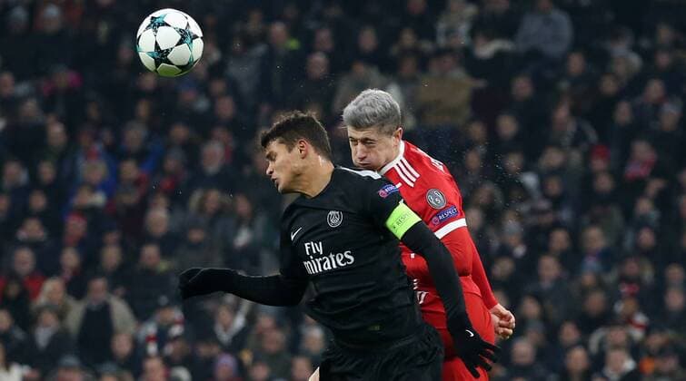 Fussball UEFA Champions League: FC Bayern Muenchen - Paris Saint-Germain am 05.12.2017 in der Allianz Arena, Gruppe B, Spieltag 6, Saison 2017 18, xmdx, Thiago SILVA (2, Paris Saint Germain), Robert LEWANDOWSKI (9, FC Bayern Muenchen) FC Bayern Muenchen - Paris Saint Germain