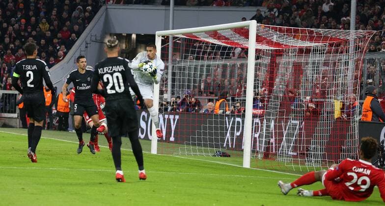 Fussball UEFA Champions League: FC Bayern Muenchen - Paris Saint-Germain am 05.12.2017 in der Allianz Arena, Gruppe B, Spieltag 6, Saison 2017 18, xmdx, Alphonse AREOLA (16, goalkeeper , Paris Saint Germain) haelt gegen Kingsley COMAN (29, FC Bayern Muenchen) FC Bayern Muenchen - Paris Saint Germain