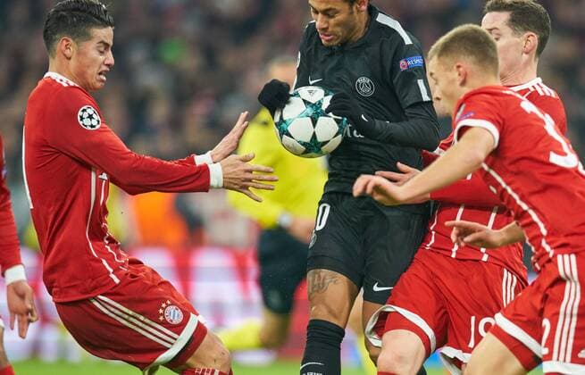NEYMAR, PSG 10 Zweikampf , Aktion um den Ball gegen James RODRIGUEZ, FCB 11 Joshua KIMMICH, FCB 32 FC BAYERN MUENCHEN - PARIS SG Gruppenphase Rueckspiel, Fussball UEFA Champions League, Muenchen, 05.12.2017 CL Saison 2017 2018, FCB, SG Paris,
