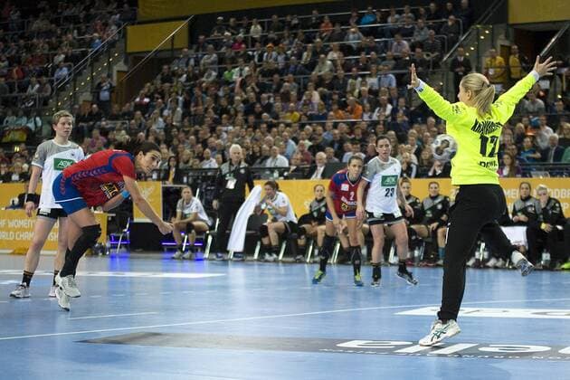 Handball-Weltmeisterschaft der Frauen; Vorrunde Gruppe D; Deutschland - Serbien (05.12.2017). Sanja Damnjanovic (SRB li.) trifft einen Siebenmeter gegen DHB-Torfrau Katja Kramarczyk (re.). Leipzig Sachsen Deutschland