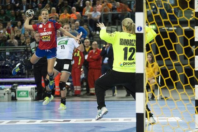 Handball-Weltmeisterschaft der Frauen; Vorrunde Gruppe D; Deutschland - Serbien (05.12.2017). Sanja Radosavljevic (SRB 2) beim Torwurf gegen GER-Torfrau Katja Kramarczyk (GER 12). Leipzig Sachsen Deutschland