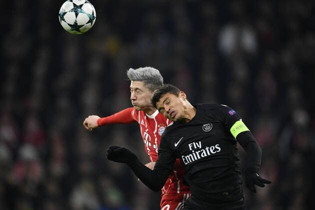 Kopfballduell, Zweikampf, Aktion Robert Lewandowski FC Bayern München gegen Thiago Silva FC Paris Saint-Germain PSG Champions League CL Gruppenphase FC Bayern München FCB vs FC Paris Saint-Germain PSG 05.12.2017 FC Bayern München FCB vs FC Paris Saint-Germain PSG