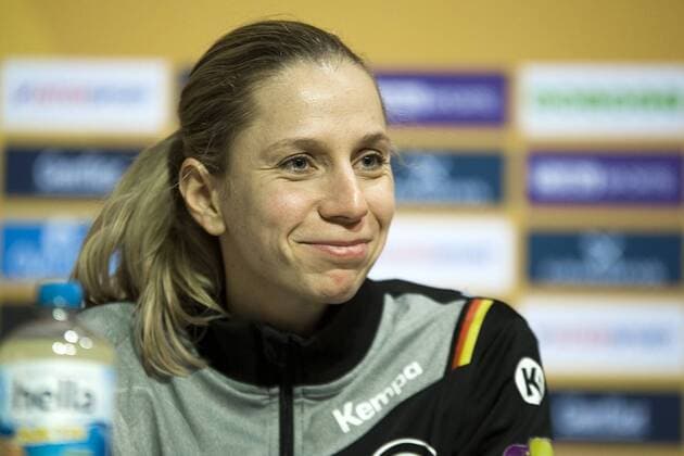 Handball-Weltmeisterschaft der Frauen; Vorrunde Gruppe D; Deutschland - Serbien (05.12.2017). Torfrau Katja Kramarczyk (GER) bei der Pressekonferenz. Leipzig Sachsen Deutschland