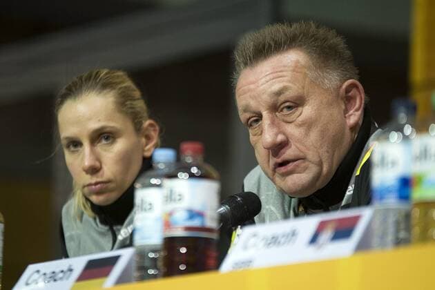 Bilder des Tages - SPORT Handball-Weltmeisterschaft der Frauen; Vorrunde Gruppe D; Deutschland - Serbien (05.12.2017). Bundestrainer Michael Biegler (DHB re.) und Torfrau Katja Kramarczyk (li.) bei der Pressekonferenz. Leipzig Sachsen Deutschland