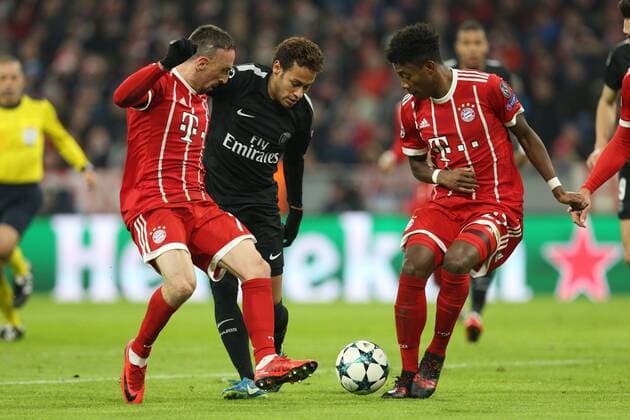 l-r: im Zweikampf, Aktion, mit Franck Ribery 7 (FC Bayern Muenchen), Neymar 10 (Paris Saint-Germain), David Alaba 27 (FC Bayern Muenchen), FC Bayern Muenchen vs. Paris Saint-Germain, Fussball, Vorrunde, Champions League, 05.12.2017 Muenchen Bayern Deutschland