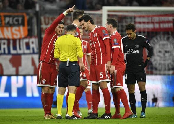 Schiedsrichter Referee Cüneyt Cakir (TUR) gibt Freisto0 James Rodriguez FC Bayern München und Mats Hummels FC Bayern München diskutieren rechts Neymar FC Paris Saint-Germain PSG Champions League CL Gruppenphase FC Bayern München FCB vs FC Paris Saint-Germain PSG 05.12.2017 FC Bayern München FCB vs FC Paris Saint-Germain PSG