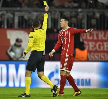 Schiedsrichter Referee Cüneyt Cakir (TUR) zeigt James Rodriguez FC Bayern München gelbe Karte, Gelb, Verwarnung Champions League CL Gruppenphase FC Bayern München FCB vs FC Paris Saint-Germain PSG 05.12.2017 FC Bayern München FCB vs FC Paris Saint-Germain PSG