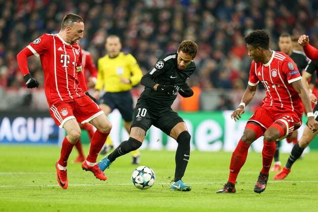 l-r: im Zweikampf, Aktion, mit Franck Ribery 7 (FC Bayern Muenchen), Neymar 10 (Paris Saint-Germain), David Alaba 27 (FC Bayern Muenchen), FC Bayern Muenchen vs. Paris Saint-Germain, Fussball, Vorrunde, Champions League, 05.12.2017 Muenchen Bayern Deutschland