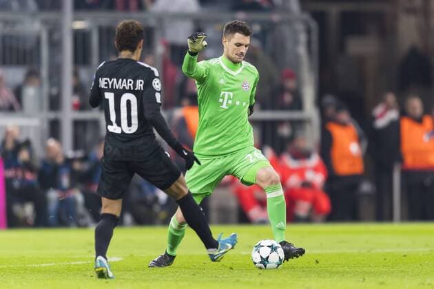 GER, UEFA CL, FC Bayern Muenchen (GER) vs Paris Saint-Germain (FRA) 05.12.2017, Allianz Arena, Muenchen, GER, UEFA CL, FC Bayern Muenchen (GER) vs Paris Saint-Germain (FRA), Gruppe B, im Bild Neymar (PSG 10) mit Sven Ulreich (FCB 26)