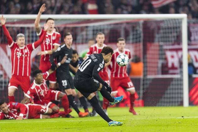 GER, UEFA CL, FC Bayern Muenchen (GER) vs Paris Saint-Germain (FRA) 05.12.2017, Allianz Arena, Muenchen, GER, UEFA CL, FC Bayern Muenchen (GER) vs Paris Saint-Germain (FRA), Gruppe B, im Bild Neymar (PSG 10) beim freistoss mit Robert Lewandowski (FCB 9) David Alaba (FCB 27) Sebastian Rudy (FCB 19) Julian Draxler (PSG 23)