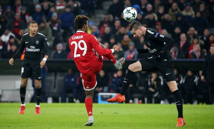 Fussball UEFA Champions League: FC Bayern Muenchen - Paris Saint-Germain am 05.12.2017 in der Allianz Arena, Gruppe B, Spieltag 6, Saison 2017 18, xmdx, Kingsley COMAN (29, FC Bayern Muenchen), Julian DRAXLER (23, Paris Saint Germain) FC Bayern Muenchen - Paris Saint Germain