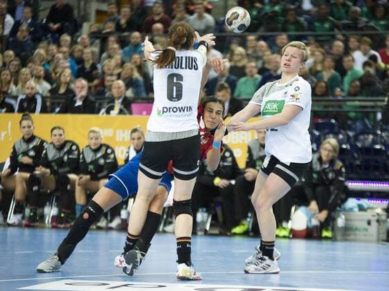 Handball-Weltmeisterschaft der Frauen; Vorrunde Gruppe D; Deutschland - Serbien (05.12.2017). Sanja Damnjanovic (SRB) am Ball mit einem Wurf gegen Jenny Karolius (GER li.) und Friederike Gubernatis (GER re.). Leipzig Sachsen Deutschland