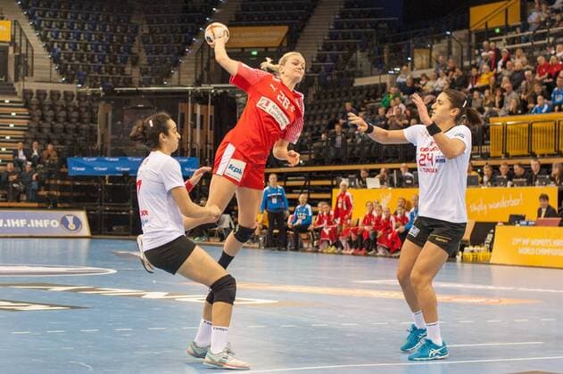 GER, IHF WM 2017, Dänemark (DEN) vs Tunesien (TUN) 05.12.2017, EWE Arena, Oldenburg, Germany, 23.IHF World Championship WM Weltmeisterschaft 2017 Women, first round, Group C, Dänemark vs Tunesien, im Bild Stine JORGENSEN ( DEN 28) Fatma BOURI (TUN 7)