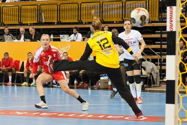 GER, IHF WM 2017, Dänemark (DEN) vs Tunesien (TUN) 05.12.2017, EWE Arena, Oldenburg, Germany, 23.IHF World Championship WM Weltmeisterschaft 2017 Women, first round, Group C, Dänemark vs Tunesien, im Bild Maria FISKER ( DEN 7 ) Echarf ABDALLAH (TUN 12 )