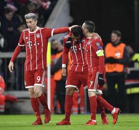 TOR zum 2:0 durch Corentin Tolisso FC Bayern München Torjubel (Mitte) mit Robert Lewandowski FC Bayern München (links) und Franck Ribery FC Bayern München (rechts) Champions League CL Gruppenphase FC Bayern München FCB vs FC Paris Saint-Germain PSG 05.12.2017 FC Bayern München FCB vs FC Paris Saint-Germain PSG