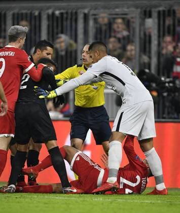 nach Rangelei zwischen Corentin Tolisso FC Bayern München und Marquinhos FC Paris Saint-Germain PSG sehen beide von Schiedsrichter Referee Cüneyt Cakir (TUR) gelbe Karte, Gelb, Verwarnung Champions League CL Gruppenphase FC Bayern München FCB vs FC Paris Saint-Germain PSG 05.12.2017 FC Bayern München FCB vs FC Paris Saint-Germain PSG