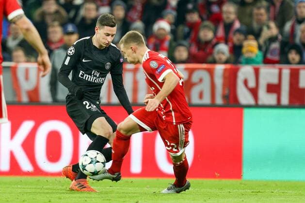 l-r: im Zweikampf, Aktion, mit Julian Draxler 23 (Paris Saint-Germain) und Joshua Kimmich 32 (FC Bayern Muenchen), FC Bayern Muenchen vs. Paris Saint-Germain, Fussball, Vorrunde, Champions League, 05.12.2017 Muenchen Bayern Deutschland