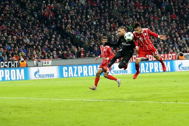 Layvin Kurzawa ( Paris Saint-Germain 20 ) Corentin Tolisso (FC Bayern Muenchen 24)Köpft das 2:0, FC Bayern Muenchen vs Paris Saint-Germain, Champions League, Fussball, 05.12.2017, Muenchen Copyright: xLanger Eibner-Pressefotox EP_HLR