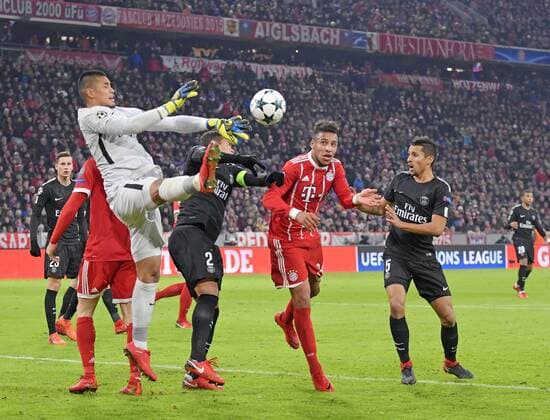 05.12.2017, Fussball UEFA Champions League 2017 2018, Gruppenphase, 6.Spieltag, FC Bayern München - Paris Saint Germain, in der Allianz-Arena München, v.li: Torwart Alphonse Areola (Paris), Thiago Silva (Paris), Corentin Tolisso (FC Bayern München), Marquinhos (Paris).