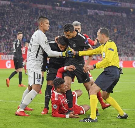 Bilder des Tages - SPORT 05.12.2017, Fussball UEFA Champions League 2017 2018, Gruppenphase, 6.Spieltag, FC Bayern München - Paris Saint Germain, in der Allianz-Arena München, v.li: Torwart Alphonse Areola (Paris), Thiago Silva (Paris), und Marquinhos (re, Paris) beschimpfen den am Boden liegenden Corentin Tolisso (FC Bayern München), der Schiedsrichter muss dazwuschen gehen.