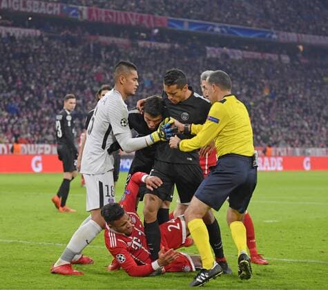 05.12.2017, Fussball UEFA Champions League 2017 2018, Gruppenphase, 6.Spieltag, FC Bayern München - Paris Saint Germain, in der Allianz-Arena München, v.li: Torwart Alphonse Areola (Paris), Thiago Silva (Paris), und Marquinhos (re, Paris) beschimpfen den am Boden liegenden Corentin Tolisso (FC Bayern München), der Schiedsrichter muss dazwuschen gehen.