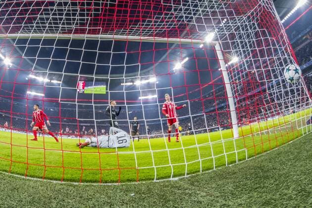 GER, UEFA CL, FC Bayern Muenchen (GER) vs Paris Saint-Germain (FRA) 05.12.2017, Allianz Arena, Muenchen, GER, UEFA CL, FC Bayern Muenchen (GER) vs Paris Saint-Germain (FRA), Gruppe B, im Bild Tor zum 2-0 durch Corentin Tolisso (FCB 24) mit Alphonse Areola (PSG 16) Aufgenommen mit der Hintertor Remote Kamera
