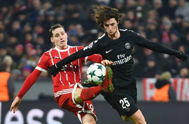 05.12.2017, xjhx, Fussball UEFA Champions League, FC Bayern Muenchen - Paris Saint-Germain PSG, emspor, v.l. Sebastian Rudy (FC Bayern Muenchen), Adrien Rabiot (PSG Paris St.Germain) Muenchen