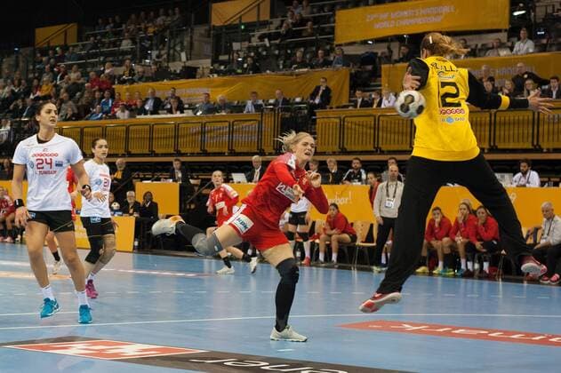 GER, IHF WM 2017, Dänemark (DEN) vs Tunesien (TUN) 05.12.2017, EWE Arena, Oldenburg, Germany, 23.IHF World Championship WM Weltmeisterschaft 2017 Women, first round, Group C, Dänemark vs Tunesien, im Bild Sarah IVERSEN ( DEN 5 ) Echraf ABDALLAH, Ines KHOUILDI (TUN 12 , 24 )