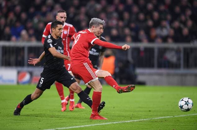 FUSSBALL CHAMPIONS LEAGUE SAISON 2017 2018 GRUPPENPHASE FC Bayern Muenchen - Paris Saint-Germain 05.12.2017 Robert Lewandowski (FC Bayern Muenchen) erzielt das Tor zum 1:0 Muenchen
