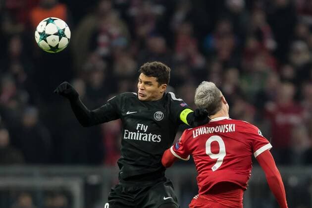 Muenchen, Deutschland 05.12.2017, UEFA Champions League - 2017 18 Season, Gruppenphase - Gruppe B - 6. Spieltag, FC Bayern Muenchen - Paris Saint-Germain , Thiago Silva (PSG) und Robert Lewandowski (FCB) im Zweikampf ( DeFodi048
