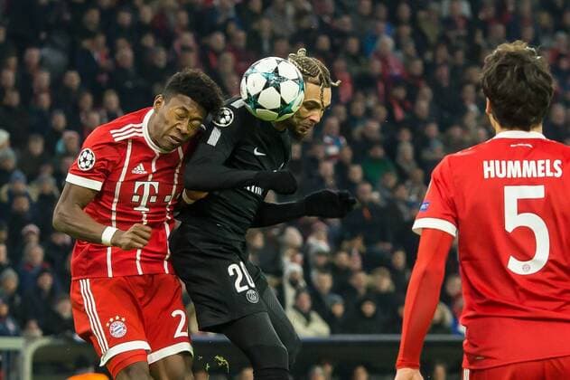 Muenchen, Deutschland 05.12.2017, UEFA Champions League - 2017 18 Season, Gruppenphase - Gruppe B - 6. Spieltag, FC Bayern Muenchen - Paris Saint-Germain , David Alaba (FCB) und Layvin Kurzawa (PSG) im Zweikampf ( DeFodi048