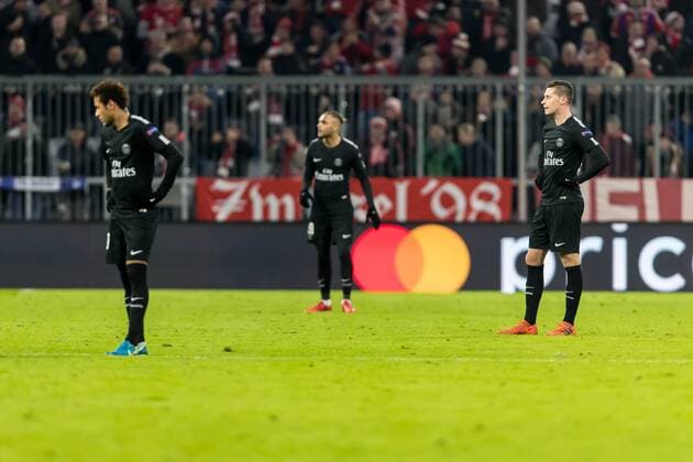 Muenchen, Deutschland 05.12.2017, UEFA Champions League - 2017 18 Season, Gruppenphase - Gruppe B - 6. Spieltag, FC Bayern Muenchen - Paris Saint-Germain , Neymar (PSG) Layvin Kurzawa (PSG) Julian Draxler (PSG) enttaeuscht, enttaeuschung nach Gegentor ( DeFodi048