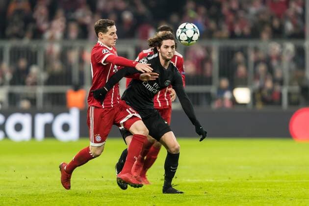 Muenchen, Deutschland 05.12.2017, UEFA Champions League - 2017 18 Season, Gruppenphase - Gruppe B - 6. Spieltag, FC Bayern Muenchen - Paris Saint-Germain , Sebastian Rudy (FCB) und Adrien Rabiot (PSG) im Zweikampf ( DeFodi048