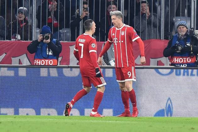 Fußball Champions League Gruppenphase 6. Spieltag FC Bayern München - Paris Saint-Germain am 05.12.2017 in der Allianz Arena in München Torjubel zum 1:0 durch Robert Lewandowski ( München ), rechts - Franck Ribery ( München ), links